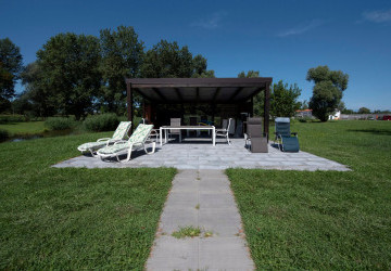 Area solarium attrezzata con zona barbecue riservata